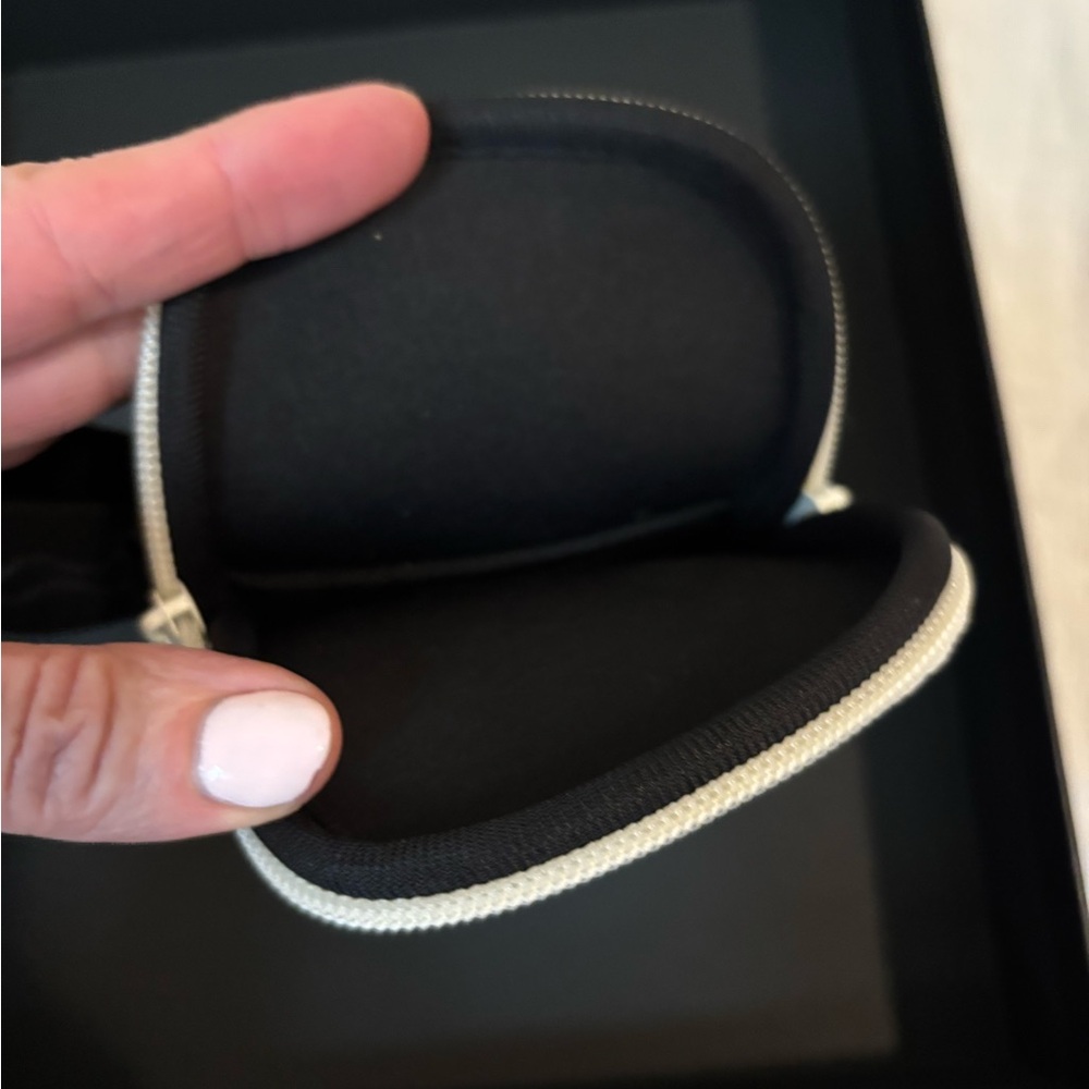 ❤️Cream Pouch with Black Strap - Picture 4 of 4